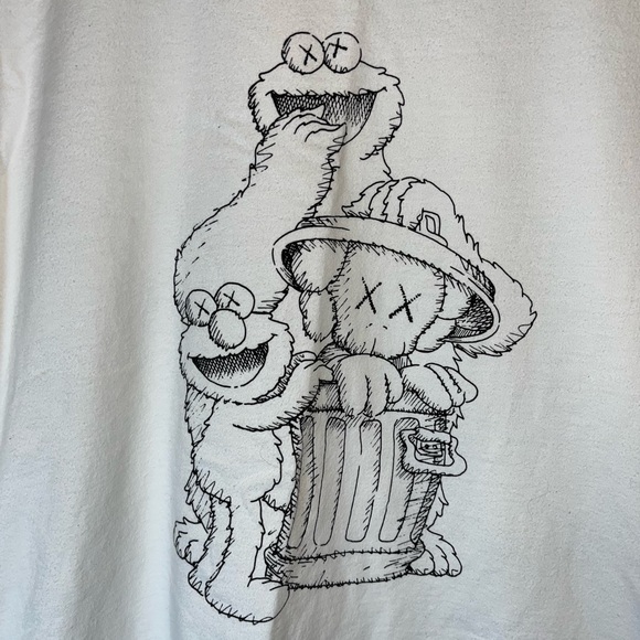 KAWS x Uniqlo White T-Shirt - Picture 2 of 7